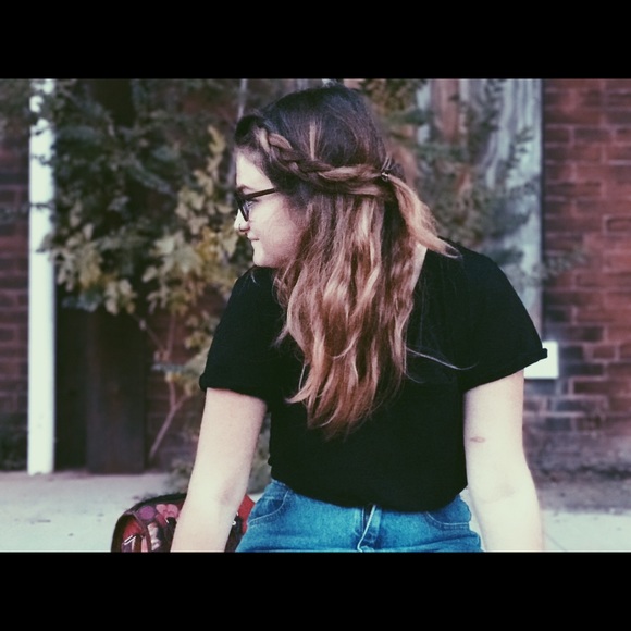 Meet your Posher, Amanda - Picture 2 of 3